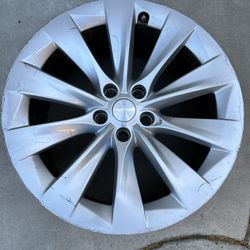 Tesla X Rear Wheel With Tpms Sensor And Center Cup