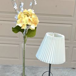 lampshade & flower vase (in Des Moines)