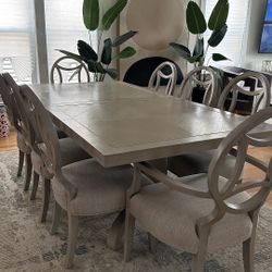 Bernhardt Dining Room Table & Chairs