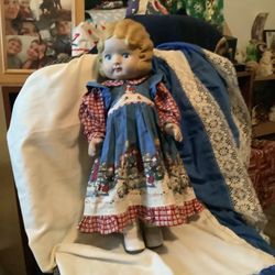 THREE. COLLECIBLE. DOLLS VERY OLD  
