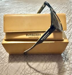 🕶️ Burberry Unisex Sunglasses – Black – Never Worn Stylish Burberry sunglasses with a classic black frame and signature Burberry detailing on the ar