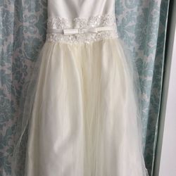 Like New! Girl’s pearl colored dress and basket