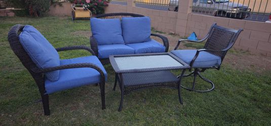 ** Beatiful 4pc Ratan patio set **