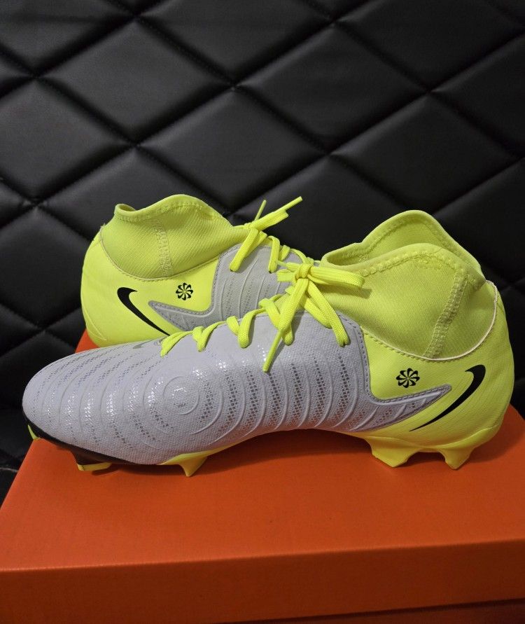 Nike Phantom Luna II Academy FG/MG Soccer Cleats