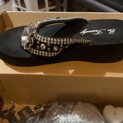 Cute flip-flops size 8