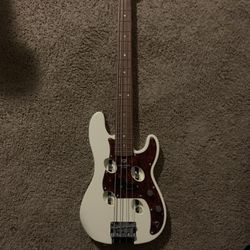 Traveler Guitar TB-4P Pearl White Bass 