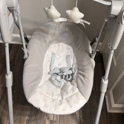 Graco Slim Spaces Compact Baby Swing.