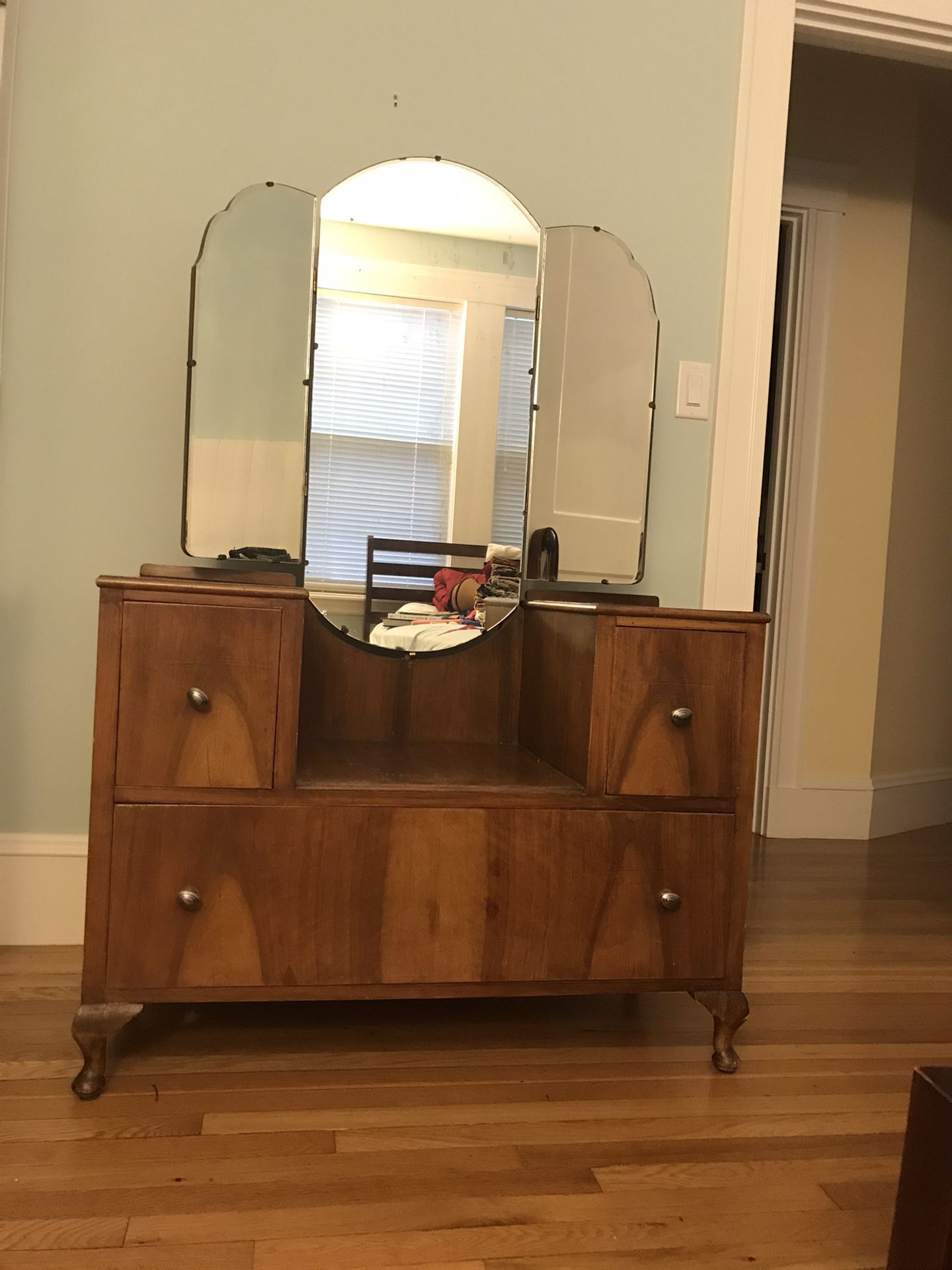 Antique vanity dresser with adjustable mirrors