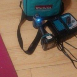 Makita  Compat Drill   One  Batterie Oand Charger 