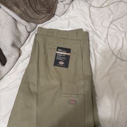 Khaki dickies new loose fit 