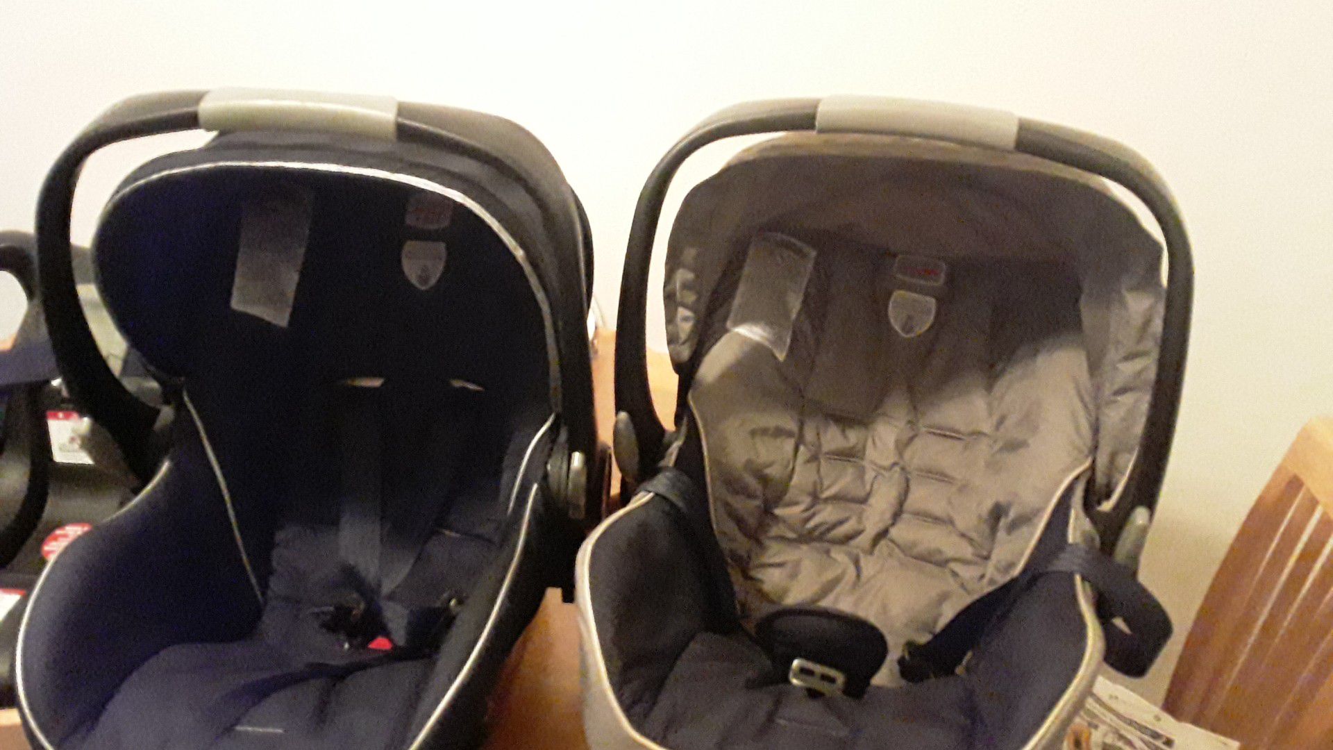 2 infant car Seat britax with base good condition