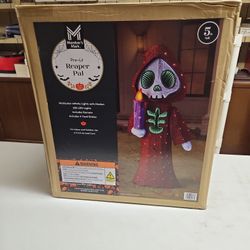 Pre-lit Teaper Pal Halloween Decoration 5 Feet Tall.