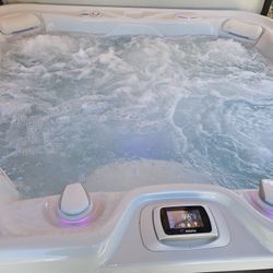 Grandee 7 Seat Luxury Hot Tub (saltwater)