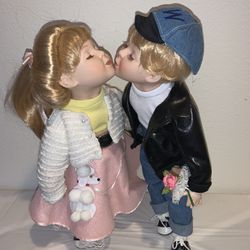  Dolls Johnny & Suzy Kissing 