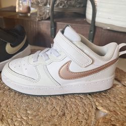 Zapatos De Niña O Niño $25 Cada Para Los Blancos Size 9 Están Como Nuevos Los Negros Size 6c Están Nuevos Las Botas Size 8c Tienen Pocas Puesta