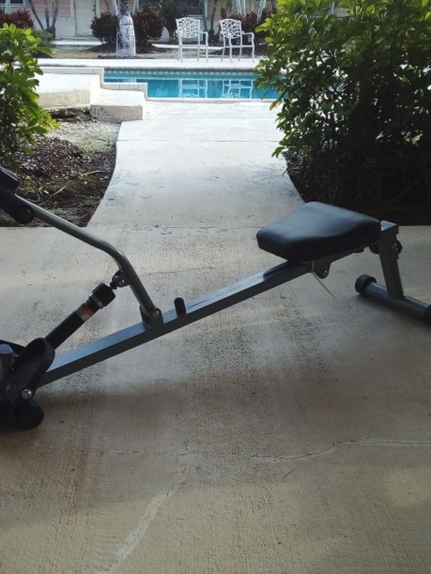EXERCISE MACHINE FOR SALE. LIKE NEW! ALWAYS BEING INSIDE THE HOUSE