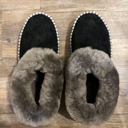 UGG Women’s – Size 6 Black Suede with Grey Fur Lining
