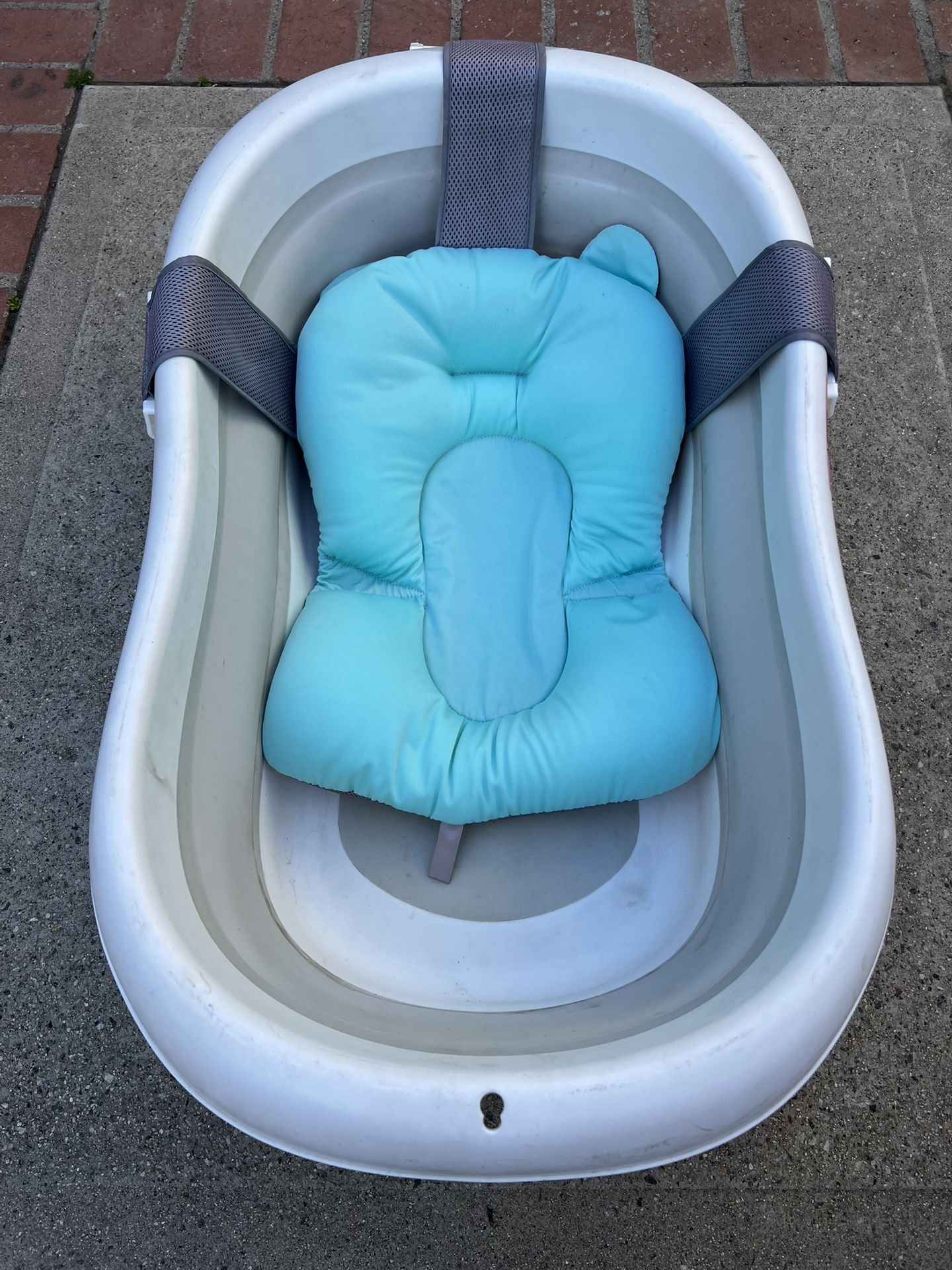 Collapsible infant to toddler bath tub