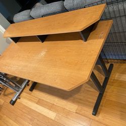 5’long x 2.5’wide x 29” high computer office desk