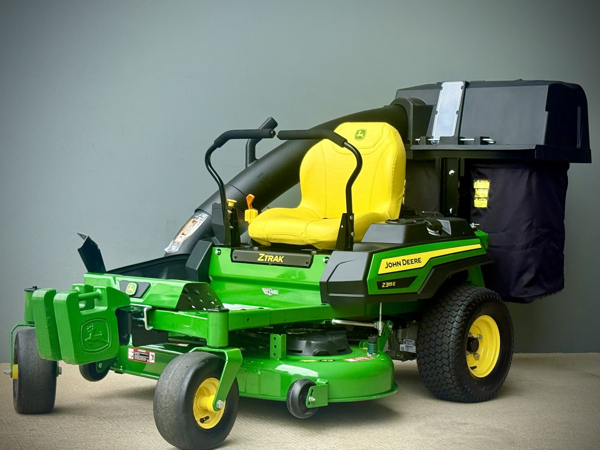 Brand new John Deere Z315E 42 in. 20 HP Gas Dual Hydrostatic Zero Turn Riding Lawn Mower with john deere bagger included