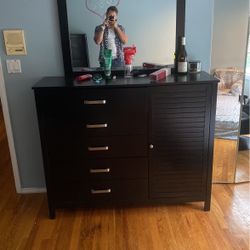 Dresser With Mirror
