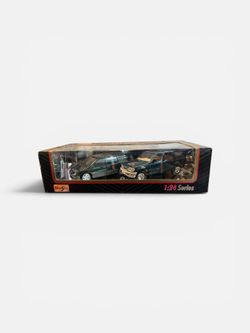 Maisto 1:24 diecast 2-pack featuring a Dodge Caravan and Ford Explorer. Brand new, unopened set.