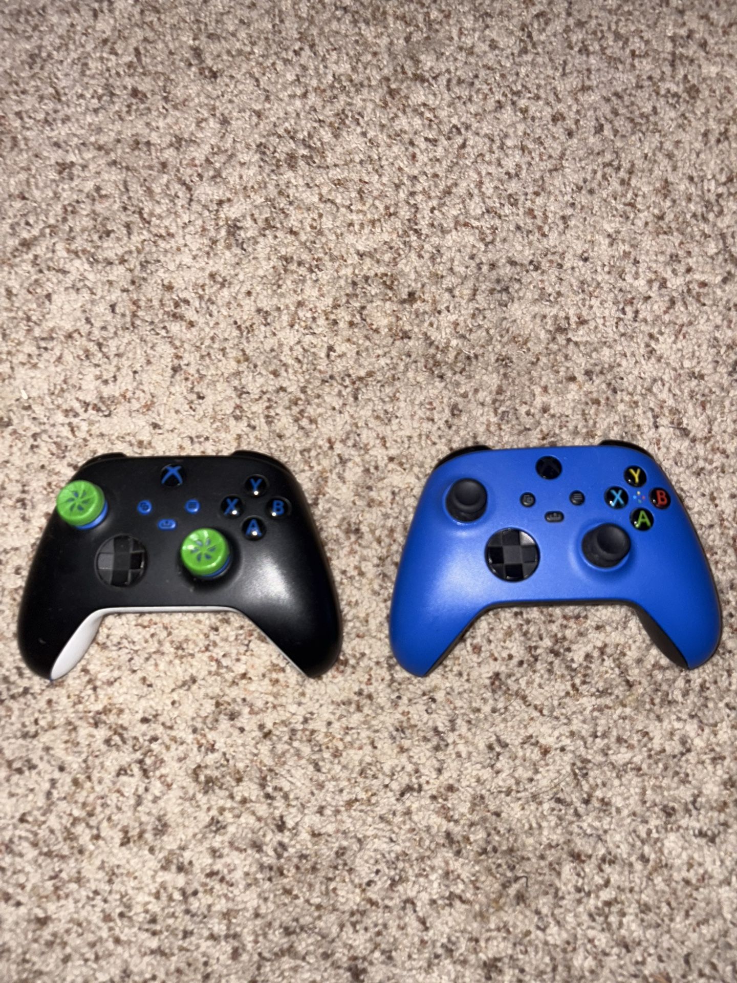 2 xbox 1 controllers