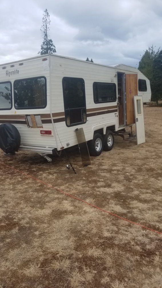 Nice 24-foot fifth wheel really good condition needs minor work