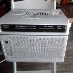 Toshiba 6,000 BTU White Window AIR CONDITIONER w/Window Kit Included
