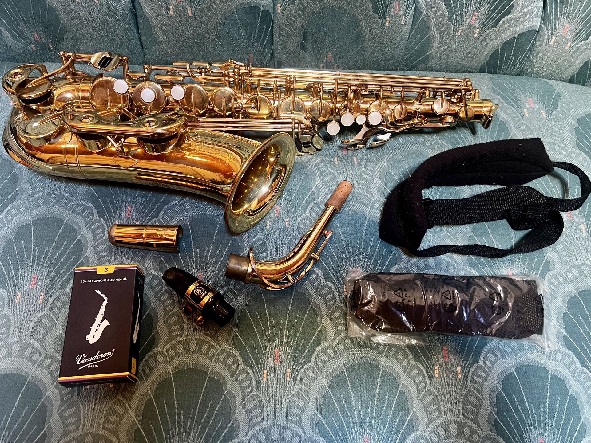 Yamaha YAS-475 alto saxophone with case and extras
