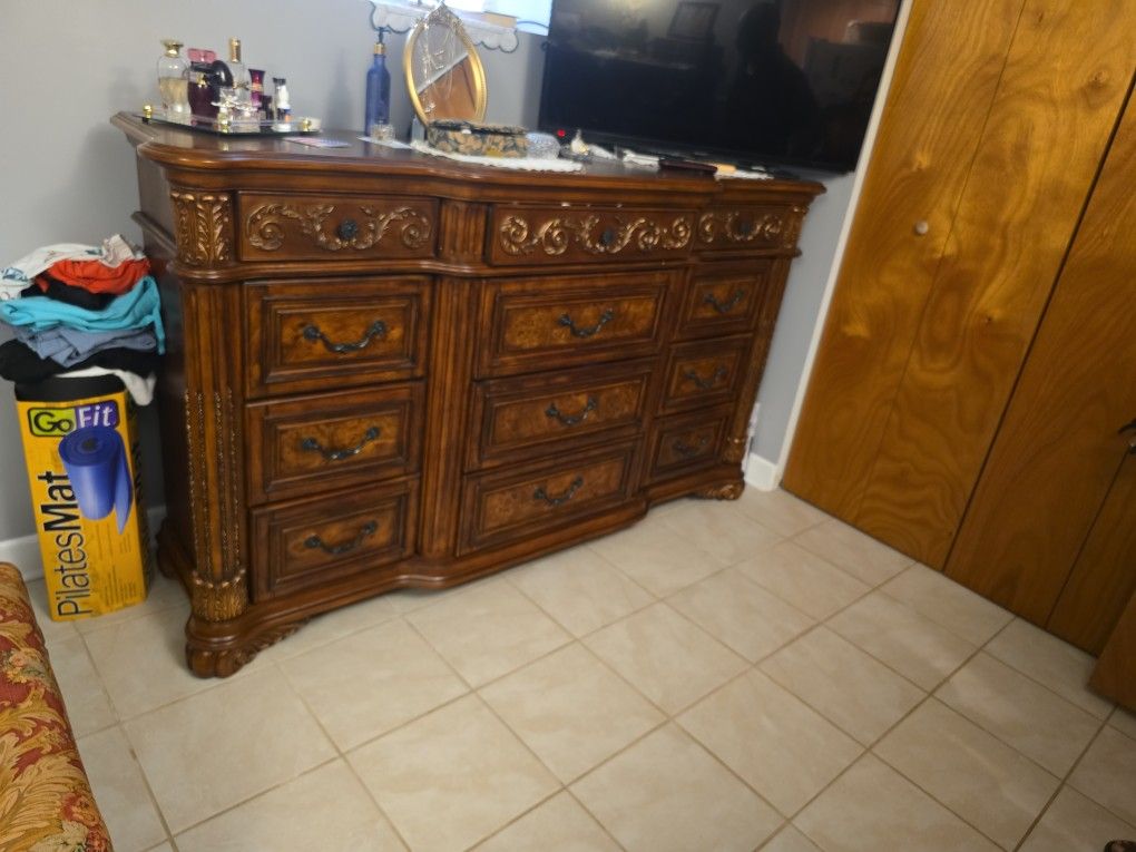 Bedroom Set Included Mirror Headboard footboard 2 Night Stands 2 Dressers