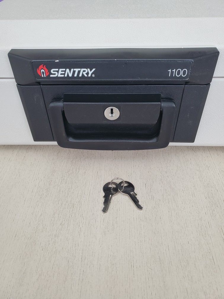 Sentry 1100 Fireproof Safe With 2 Keys
