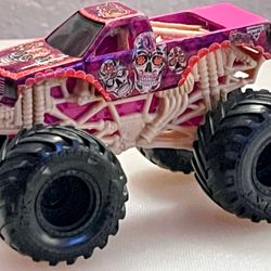 Monster Jam Calavera Tan Frame Monster Truck double 1/64
