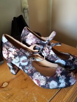 Woens Shoes floral .sz 9 1/2 report brand