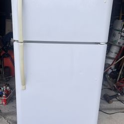 Kenmore Refrigerator / Fridge 