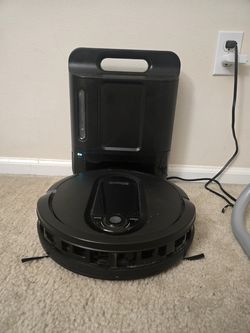 Move out sale : Shark RV1001AE IQ  Robot Vacuum with Self-Empty Base