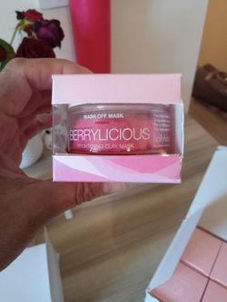 8 Hollyhoux Berrylicious Brightening Clay Mask