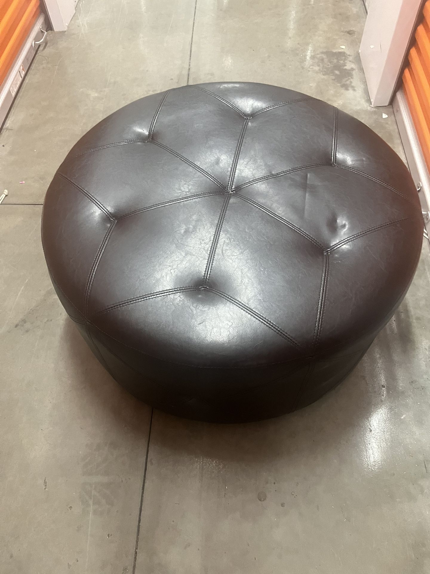 Leather round ottoman W/wheels