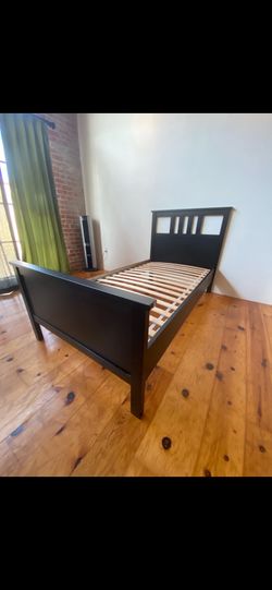 Twin bed frame  ( deliver )