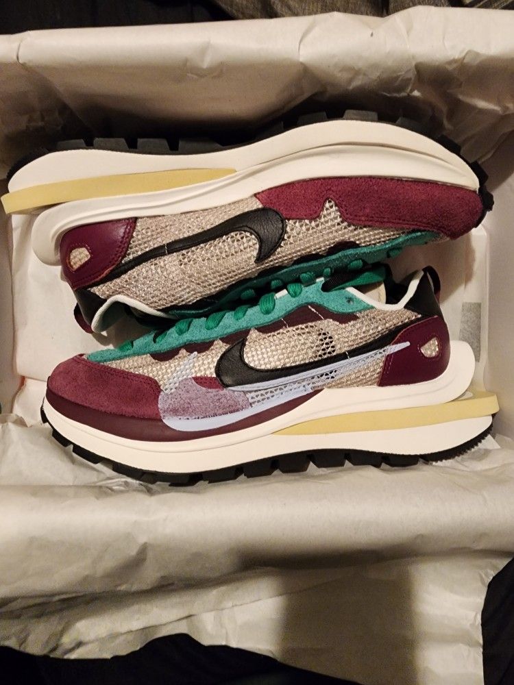 Nike Vaporwaffle Sacai (Villain Red Neptune Green)