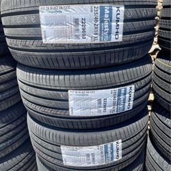 235/40ZR18 Set Of 4 Kumho Majesty New Tires