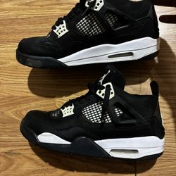 Jordan 4s white thunders 