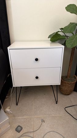 2 white night stands