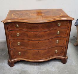 Henredon Historic Natchez collection mahogany serpentine chest of drawers