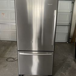 Whirlpool bottom freezer refrigerator 33”