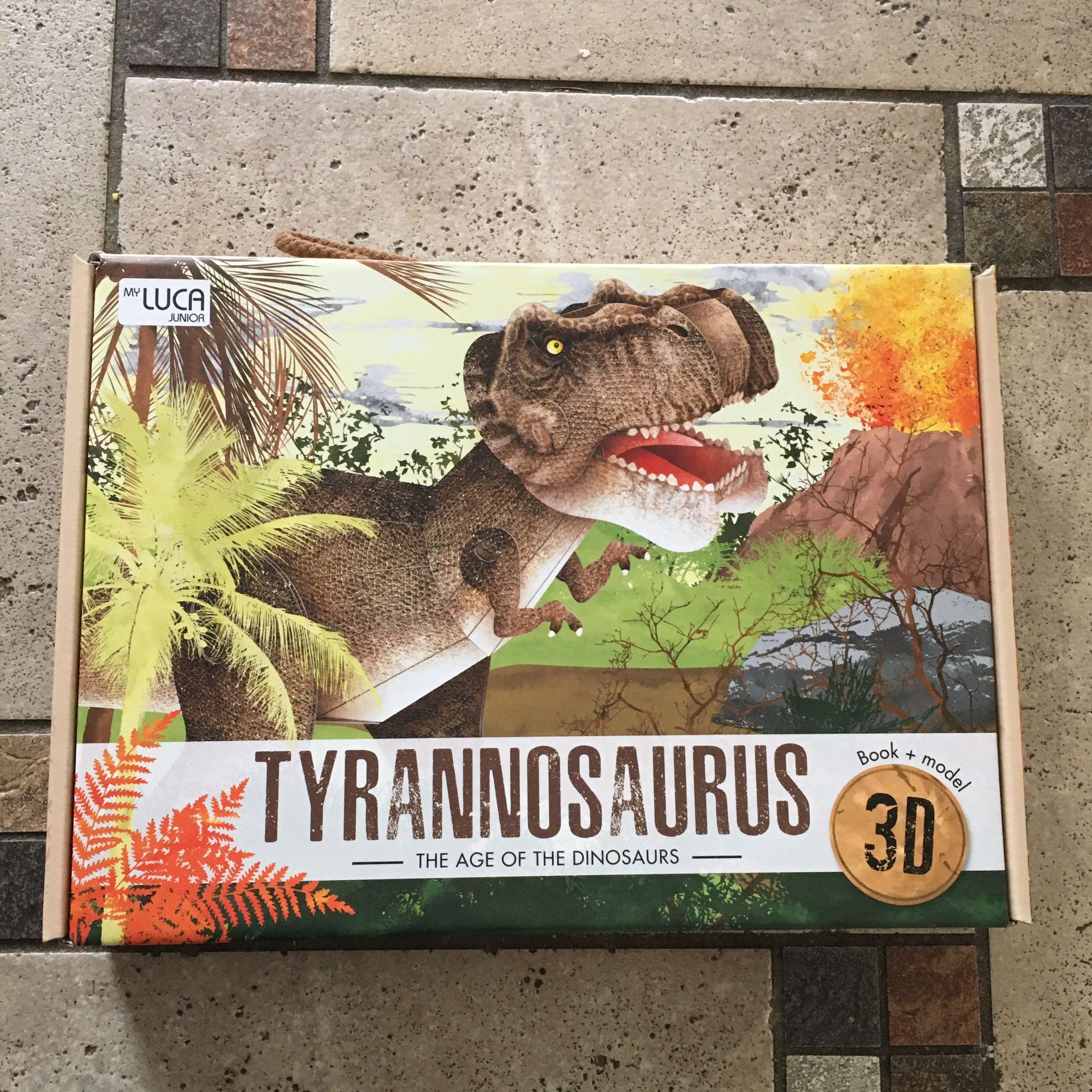 NWT Dinosuar Book & Model 3D set