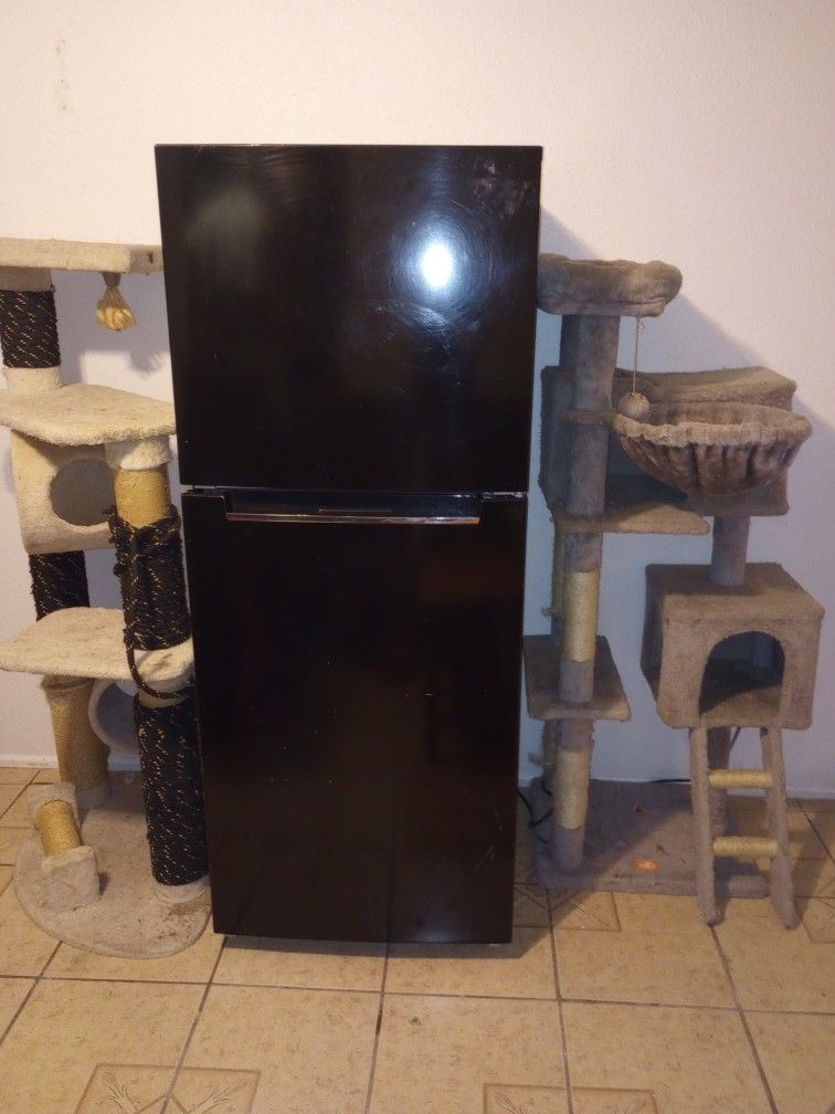 Magic Chef Apartment Size Refrigerator