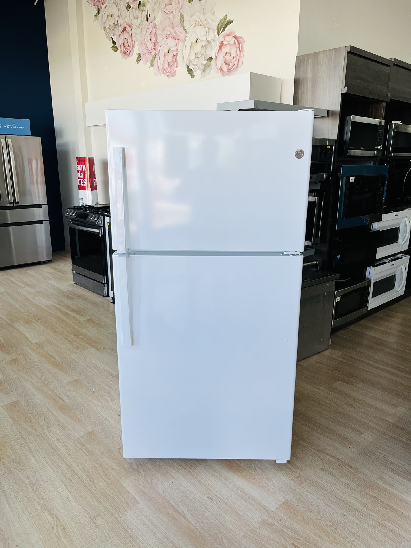 NEW GE 21.9 Cu. Ft. GarageReady TopFreezer Refrigerator White