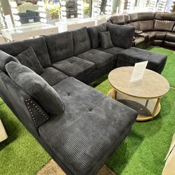 Living Room Sectional With Ottoman / Sala De Estar Seccional Con Otomana