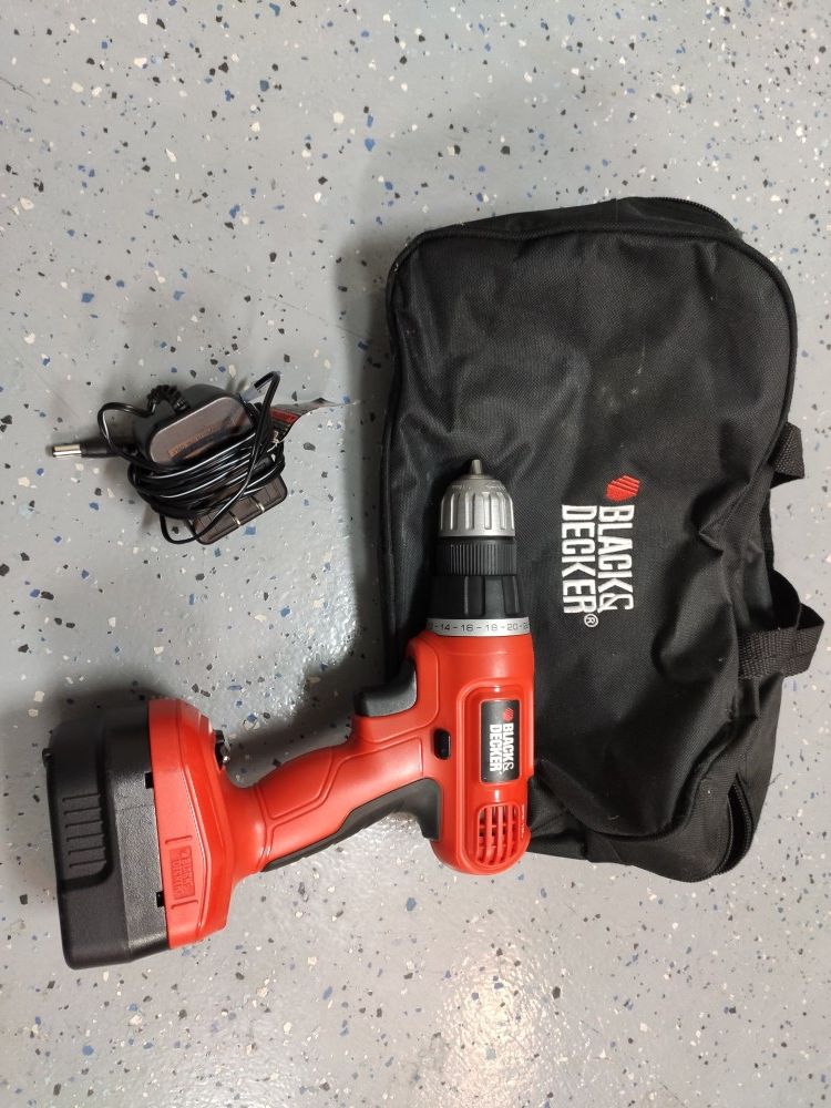 Black Decker power drill 12 with charger